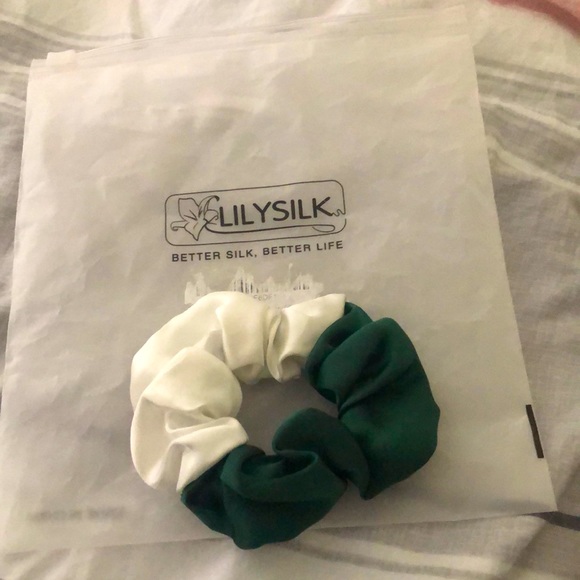 Lily Silk Mulberry Silk Scrunchie - Picture 3 of 3
